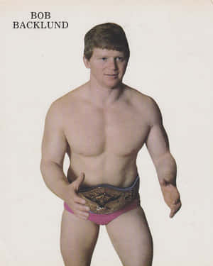 摔角手 Bob Backlund 穿著粉紅色短褲，手持冠軍腰帶。 — 4:5 壁紙