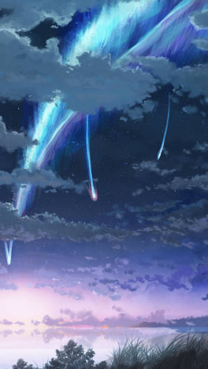 彗星尾跡劃過暮色天空，下方是平靜的湖泊，前景有草地。 — 你的名字 GIF 壁紙