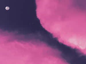 粉紅雲彩在月光照耀的星空下飄動。 — 美學雲朵 壁紙