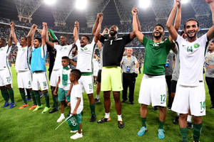 足球隊和孩子們晚上在球場上一起歡呼。 — FIFA 世界盃 壁紙