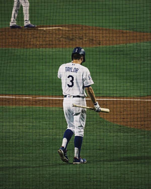棒球選手3號在夜間手持球棒離開本壘。 — 運動 壁紙