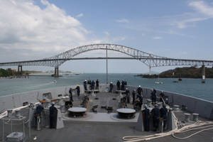 軍艦甲板上的船員，背景有橋樑 — 塔橋 壁紙
