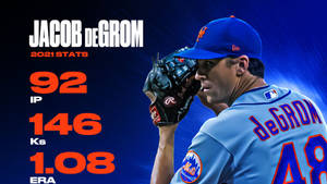 身穿大都會隊球衣的棒球選手Jacob deGrom，附有2021年統計圖表。 — 酷棒球 壁紙