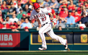 棒球運動員在日間比賽中於球場上衝刺，觀眾歡呼。 — Mike Trout 壁紙