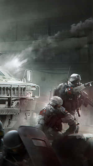 身穿戰鬥裝備的士兵在城市環境中靠近裝甲車穿過煙霧前進。 — 電玩遊戲 GIF 壁紙