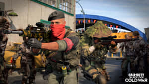 士兵在陽光明媚的城市街道上向殭屍開槍射擊。 — 電玩遊戲 GIF 壁紙