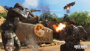 身穿未來裝甲的士兵在叢林環境中與無人機交戰。 — 決勝時刻：黑色行動4 壁紙