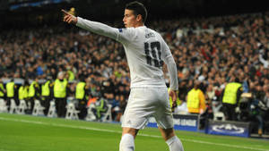 基斯坦奴·朗拿度身穿白色10號球衣在夜間球場慶祝。 — Cristiano Ronaldo 足球 壁紙