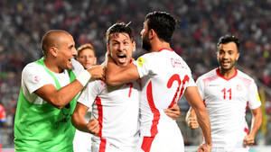 足球運動員興奮地慶祝進球，展現團隊精神。 — FIFA 世界盃 壁紙
