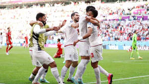 足球運動員在晴朗的日子進球後互相擁抱歡呼。 — FIFA 世界盃 壁紙