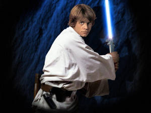 Luke Skywalker在深藍色背景前以戲劇性姿勢手持藍色光劍。 — 4K 星際大戰 壁紙