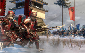 身穿紅色盔甲的武士戰士在雪地日本戰場上前衝。 — 日本武士 壁紙