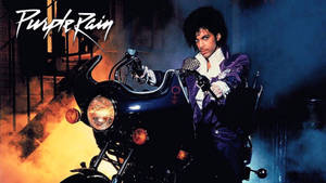王子在摩托車上，有火和煙霧的「Purple Rain」專輯封面。 — 紫色的人 壁紙