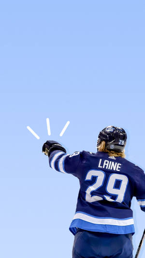 冰球運動員Laine 29號在藍天下舉起拳頭慶祝。 — 運動 壁紙
