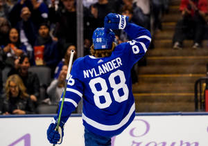 冰球運動員Nylander 88號在場館與人群慶祝。 — 運動 壁紙