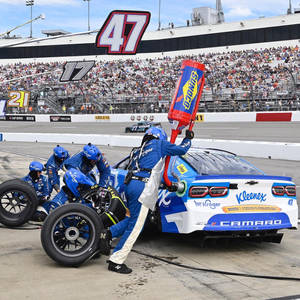 NASCAR維修站團隊在日間活動中更換賽車輪胎。 — 好看汽車 壁紙