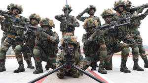一群身穿迷彩裝備的武裝士兵在戶外列隊。