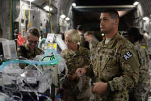 軍醫在飛機內使用醫療設備照顧病人。 — 空軍 壁紙