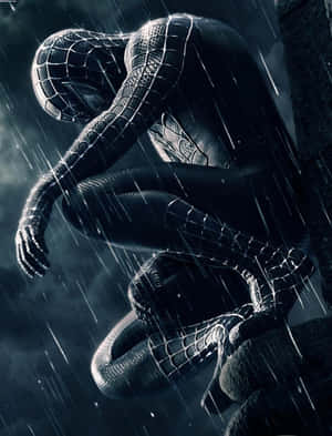 身穿黑色戰衣的蜘蛛人蹲在傾盆大雨中，背靠石牆。 — 蜘蛛人 iPhone 壁紙