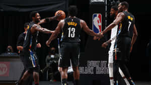 NBA籃球運動員在成功比賽後擊掌。 — 布魯克林籃網 壁紙