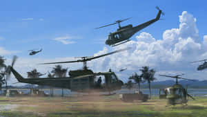 軍用直升機降落在有棕櫚樹和山脈的熱帶機場。 — 藍天 壁紙