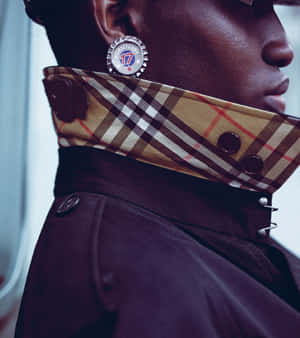 穿著Burberry風衣的人，戴著一個大圓形耳環。 — Burberry 壁紙