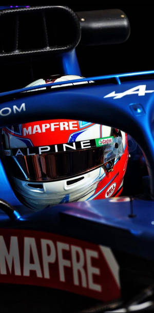 一級方程式車手戴著Alpine賽車頭盔，帶有MAPFRE品牌標誌。 — 賽車 壁紙