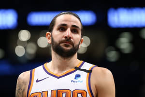 身穿Suns球衣的職業籃球運動員，神情專注。 — 鳳凰城太陽隊 壁紙