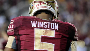 美式足球員身穿栗紅色球衣，背面印有名字Winston及號碼5。 — 運動 壁紙