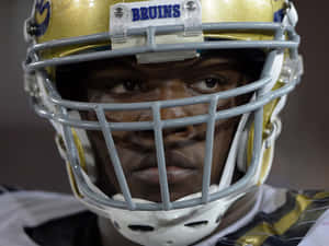 足球運動員戴上Bruins頭盔，表情專注。 — 運動 壁紙