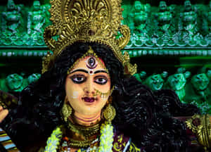 節日期間，杜爾迦女神雕像配有金色皇冠和綠色背景。 — Maa Durga 壁紙