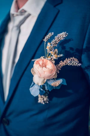 正式場合中藍色西裝外套上的花卉胸花。 — 婚紗 壁紙