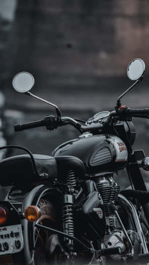 經典黑色 Royal Enfield 機車停放在城市街道上 — 巴布風機車 壁紙