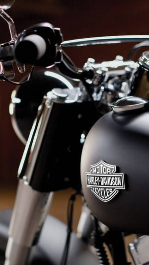 消光黑色Harley-Davidson摩托車，配備鍍鉻把手和標誌。