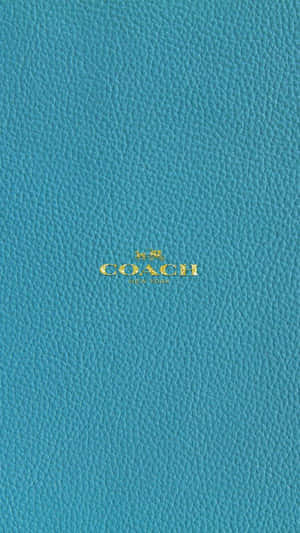 土耳其藍色皮革Coach錢包，帶金色標誌。 — 低對比 壁紙