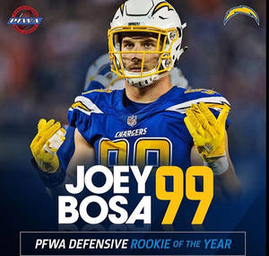 身穿電光隊球衣的足球員Joey Bosa手持獎項。 — 運動 壁紙