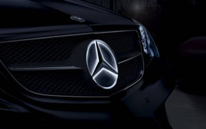 黑色賓士汽車前水箱護罩近距離特寫，帶有發光星形標誌。 — Mercedes Benz C300 壁紙