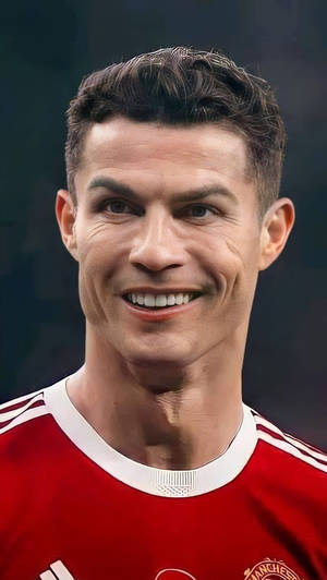 Cristiano Ronaldo 穿著紅色曼聯足球球衣微笑。 — 克里斯蒂亞諾·羅納度 壁紙