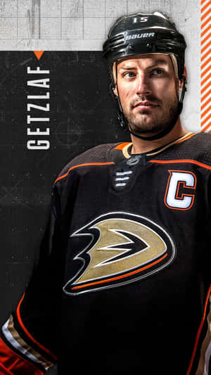 冰球運動員 Ryan Getzlaf 穿著鴨隊球衣和頭盔，帶有隊長 C 標誌。 — 安納海姆鴨隊 壁紙