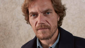 擁有強烈藍色眼睛和鬍鬚的男子直視鏡頭。 — 演員 壁紙