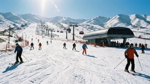 滑雪者在明亮的陽光下，在設有纜車和山峰的雪山坡上。 — 伊朗 壁紙
