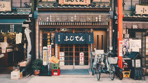 傳統日本店面，自行車停在外面陽光明媚的街道上。 — 日式審美桌面 壁紙