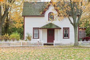 秋葉中的白色小屋，紅色門和籬笆 — 甜蜜的家 壁紙