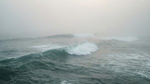 海面籠罩薄霧，營造出神秘而寧靜的景象。 — 海洋 壁紙