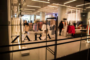 Zara商店入口，顧客在店內瀏覽服裝。 — Zara 壁紙