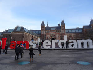 人們在阿姆斯特丹國立博物館附近與大型 I amsterdam 字母合影。 — 博物館 壁紙