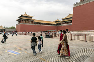 人們戴著口罩在多雲的日子裡穿過故宮的庭院。 — 唐人街 壁紙