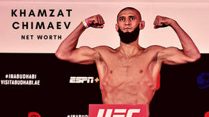 UFC 戰士 Khamzat Chimaev 在稱重活動中展示肌肉。 — 終極格鬥冠軍賽 壁紙