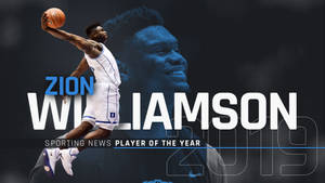 Zion Williamson 在半空中扣籃，帶有 'Player of the Year' 文字。 — 錫安·威廉森 壁紙