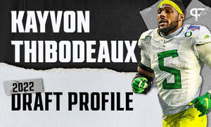 美式足球員 Kayvon Thibodeaux 身穿 5 號球衣，附有選秀簡介文字的行動畫面。 — 運動 壁紙